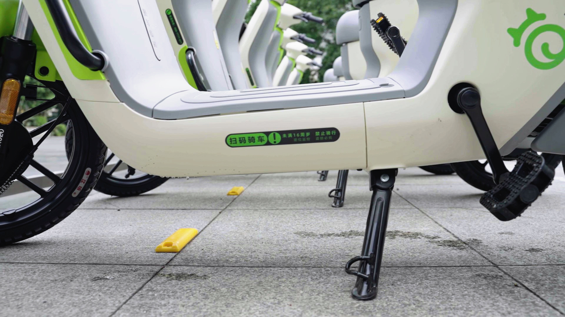 共享電動(dòng)車(chē)設有未滿(mǎn)16周歲禁止騎行標識